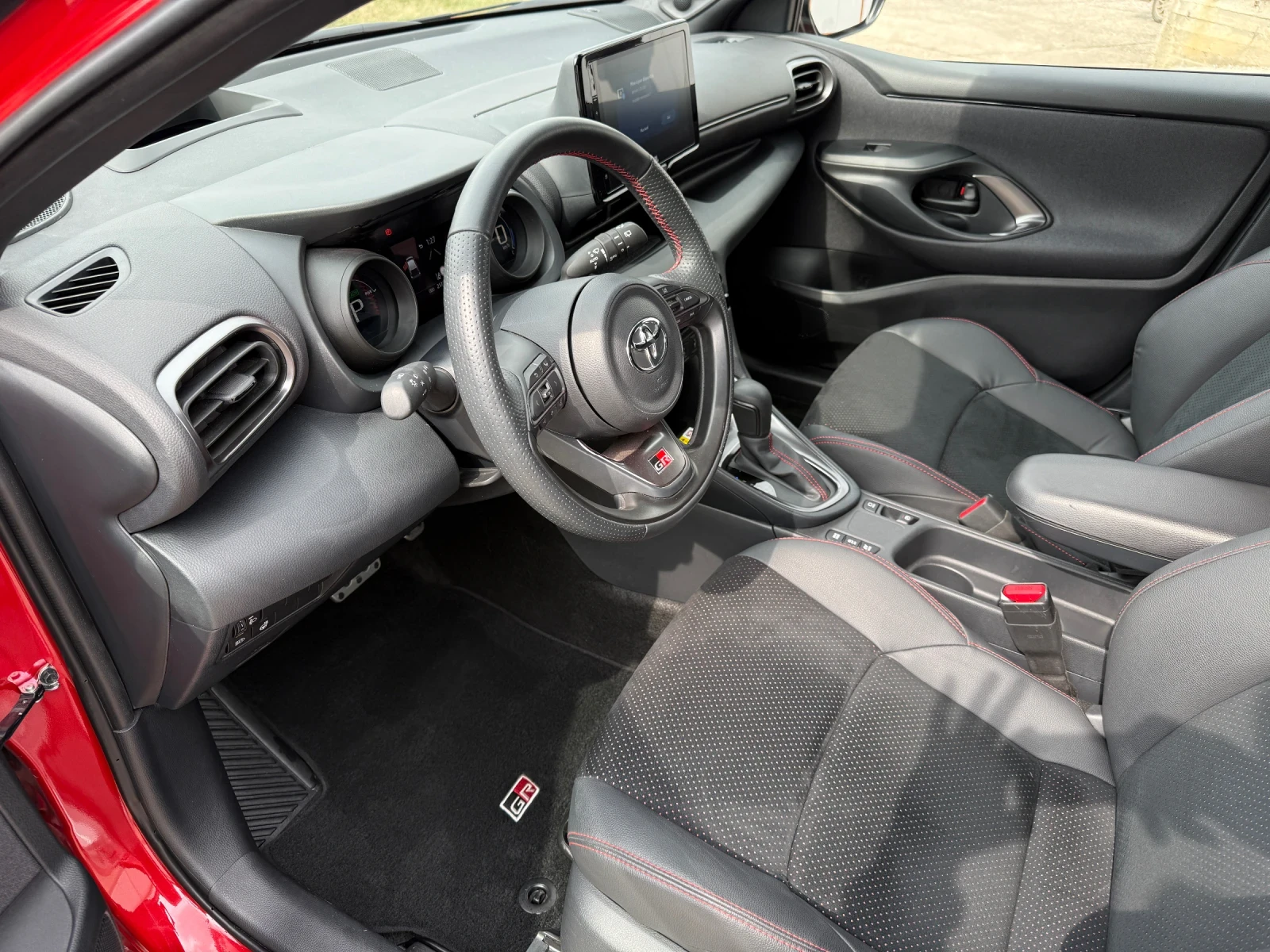 Toyota Yaris Hibrid, GR пакет , снимка 9 - Автомобили и джипове - 53917567