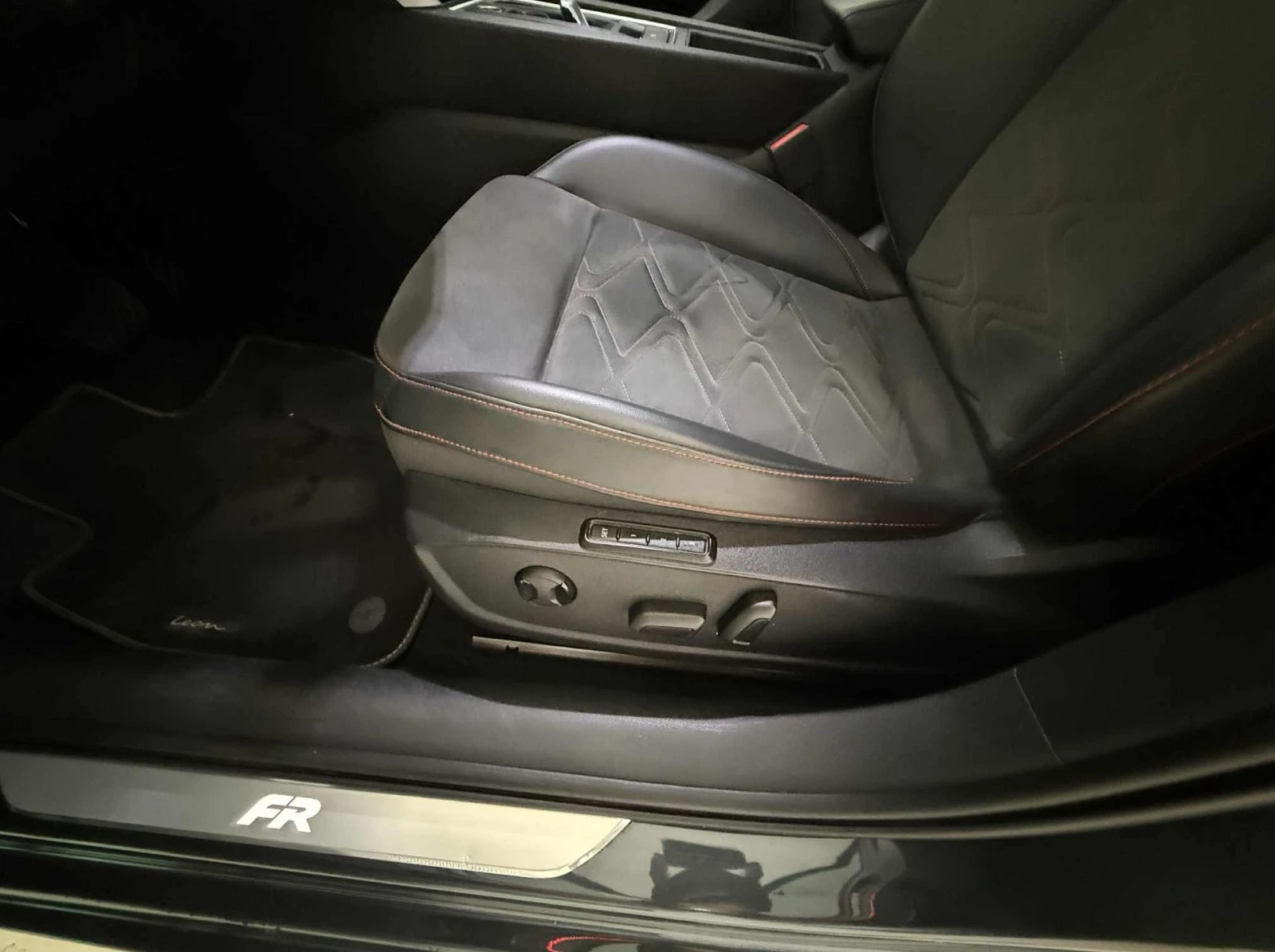 Seat Leon Sportstourer FR, снимка 10 - Автомобили и джипове - 55530559