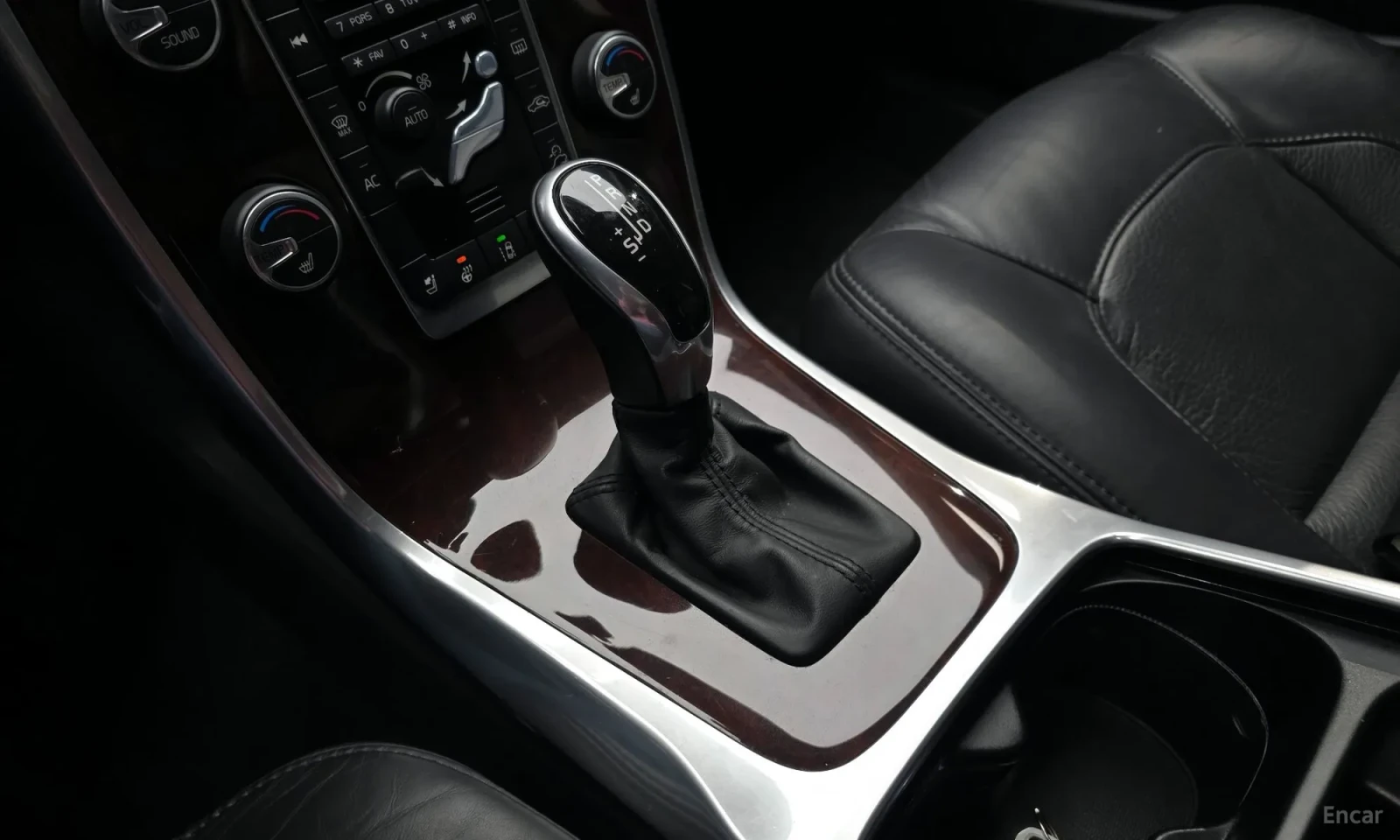 Volvo Xc70 D5 AWD, снимка 11 - Автомобили и джипове - 54264081