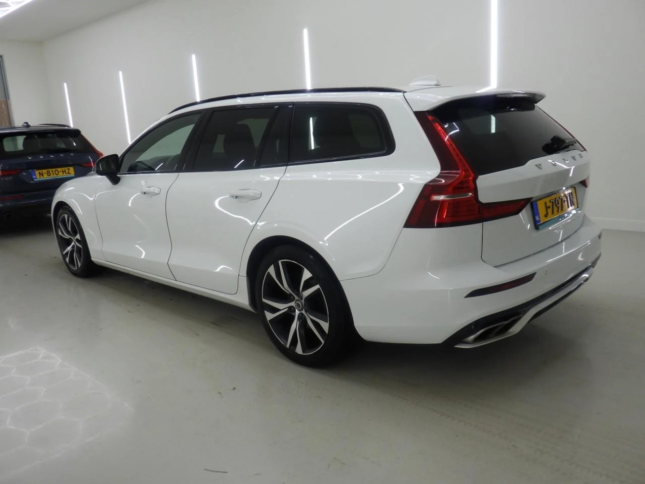 Volvo V60 R-Design, снимка 4 - Автомобили и джипове - 55475068