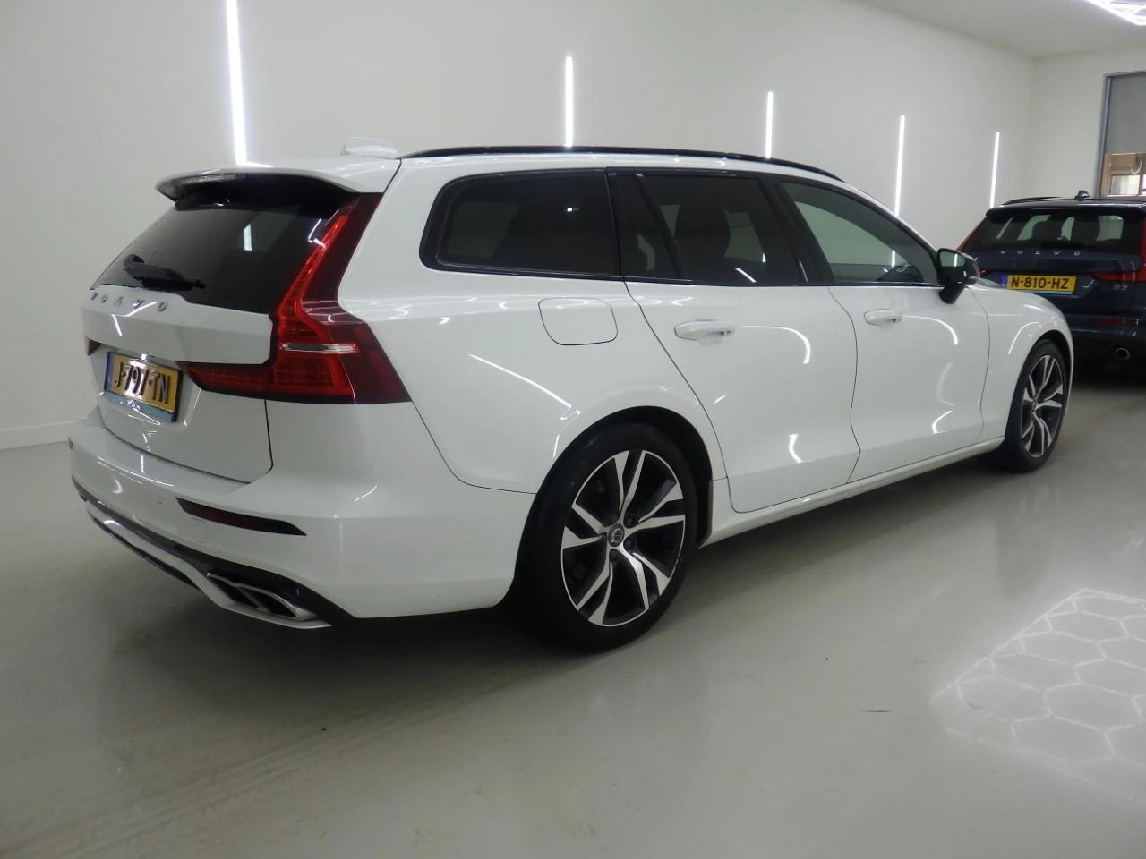 Volvo V60 R-Design, снимка 3 - Автомобили и джипове - 55475068