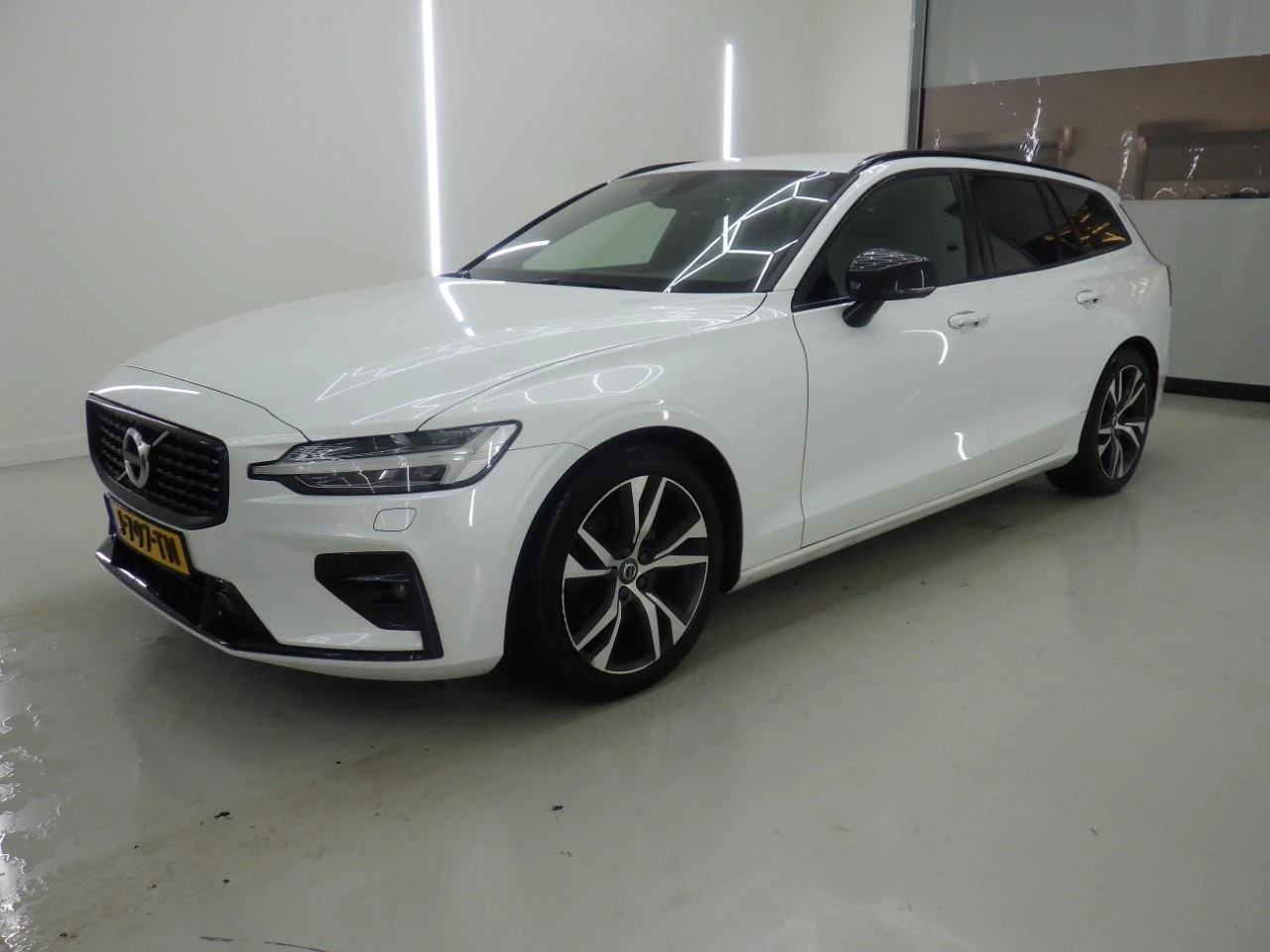 Volvo V60 R-Design, снимка 2 - Автомобили и джипове - 55475068