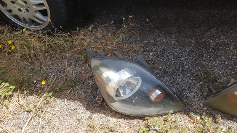 Ford Fiesta 1.2i Фарове десен фар, снимка 2 - Автомобили и джипове - 51495685