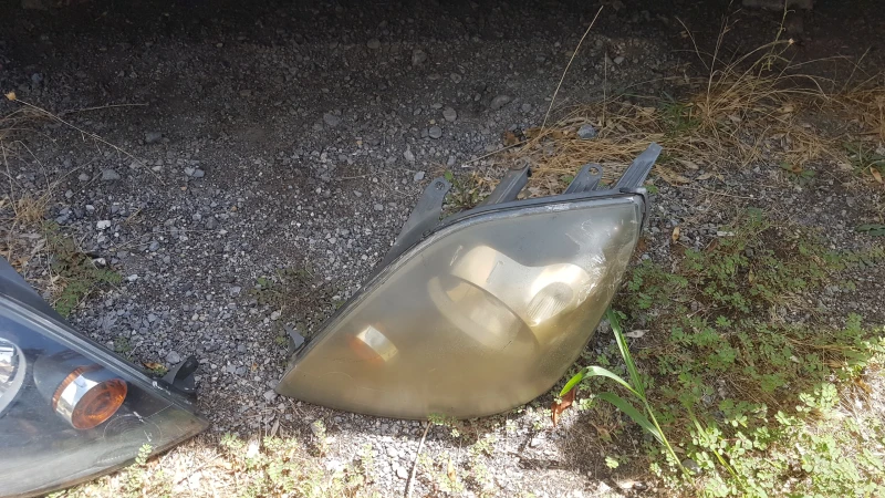 Ford Fiesta 1.2i Фарове десен фар, снимка 3 - Автомобили и джипове - 51495685