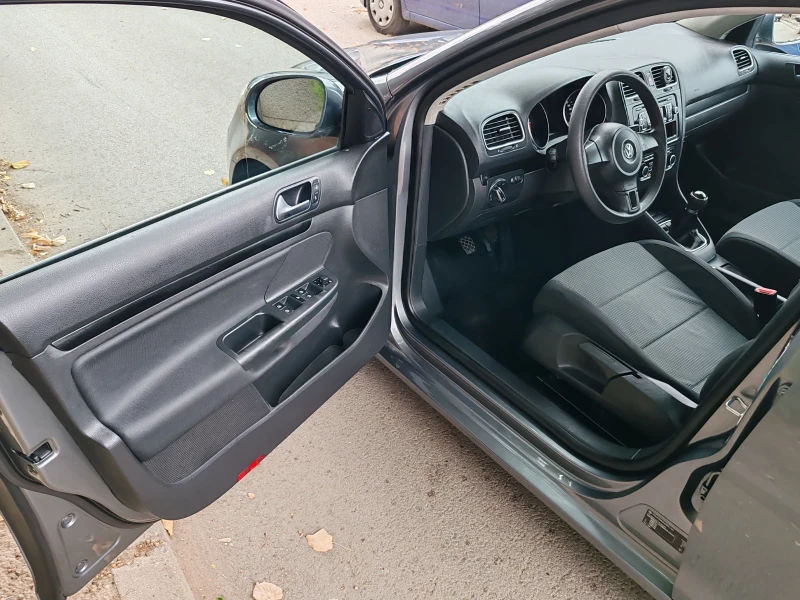 VW Golf 1.6 TDI, снимка 6 - Автомобили и джипове - 51725850