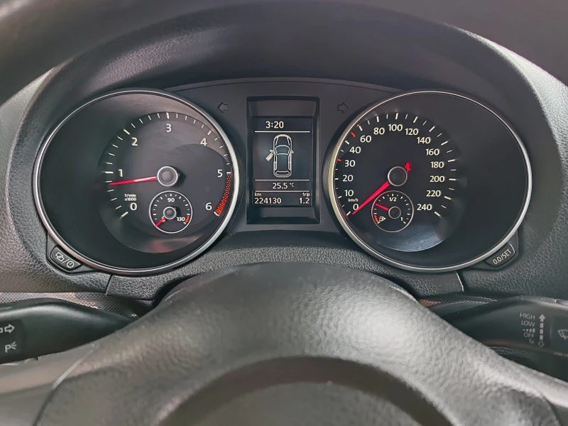 VW Golf 1.6 TDI, снимка 8 - Автомобили и джипове - 51725850