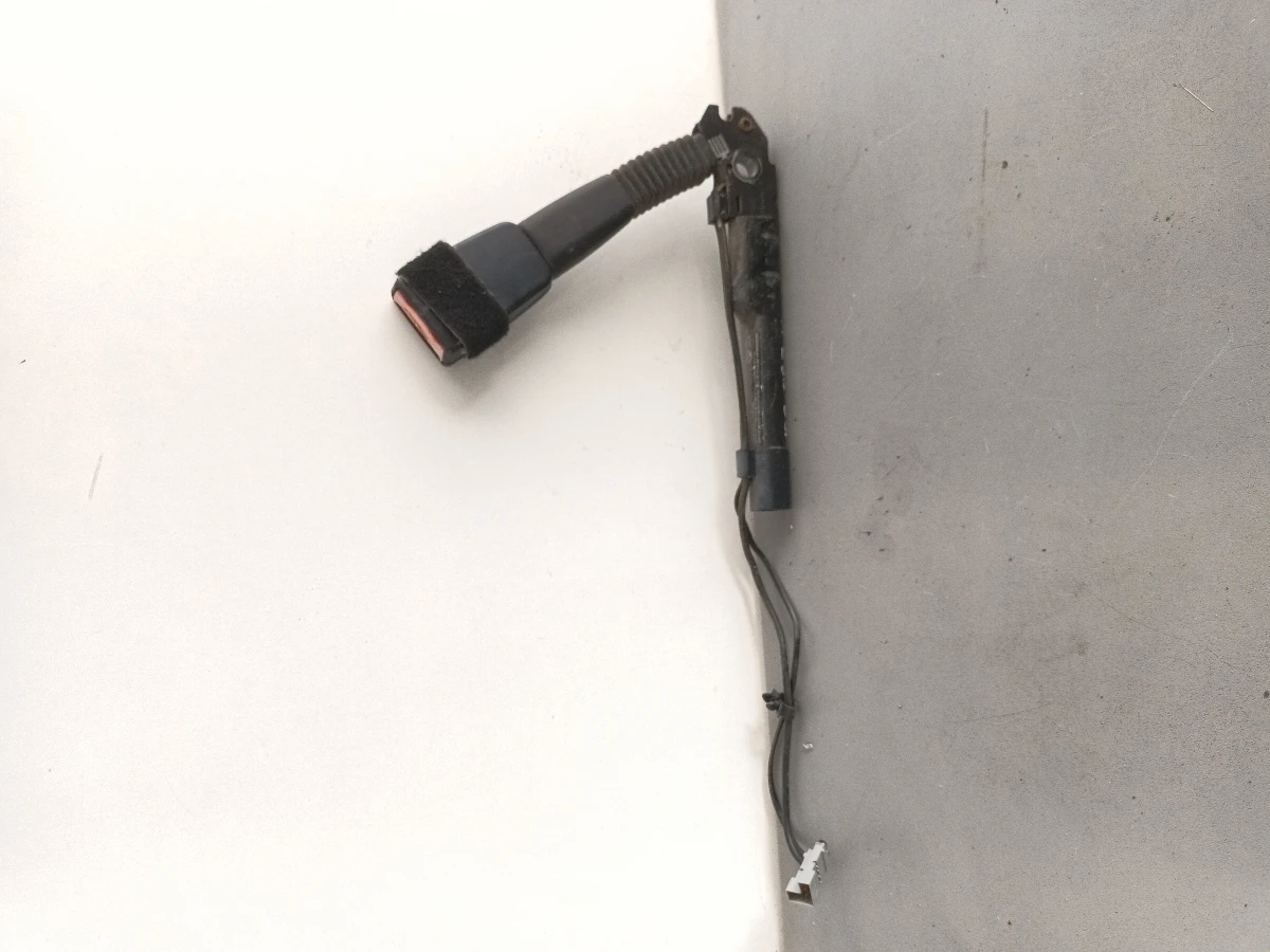 Пиропатрон преден десен бмв е90 320д