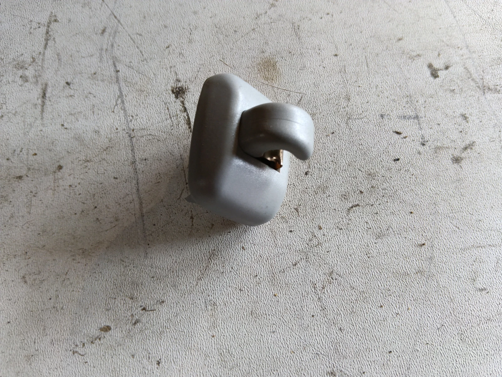 щипка сенник 8W0857562A Audi A4