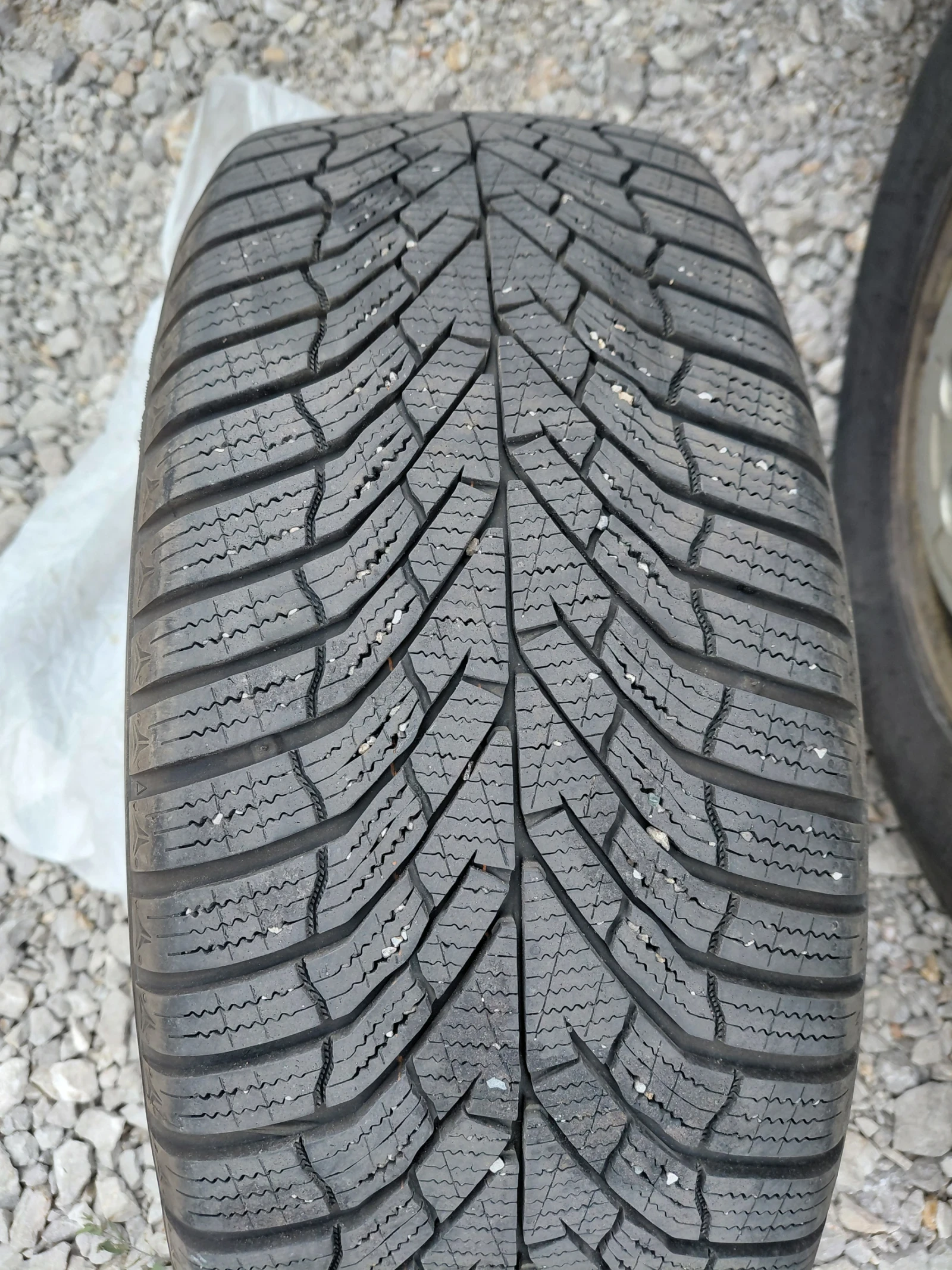 Гуми Зимни 225/45R18, снимка 2 - Гуми и джанти - 55063487