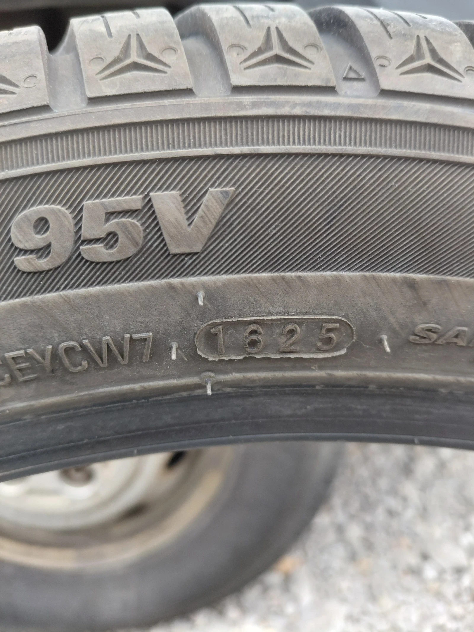 Гуми Зимни 225/45R18, снимка 5 - Гуми и джанти - 55063487