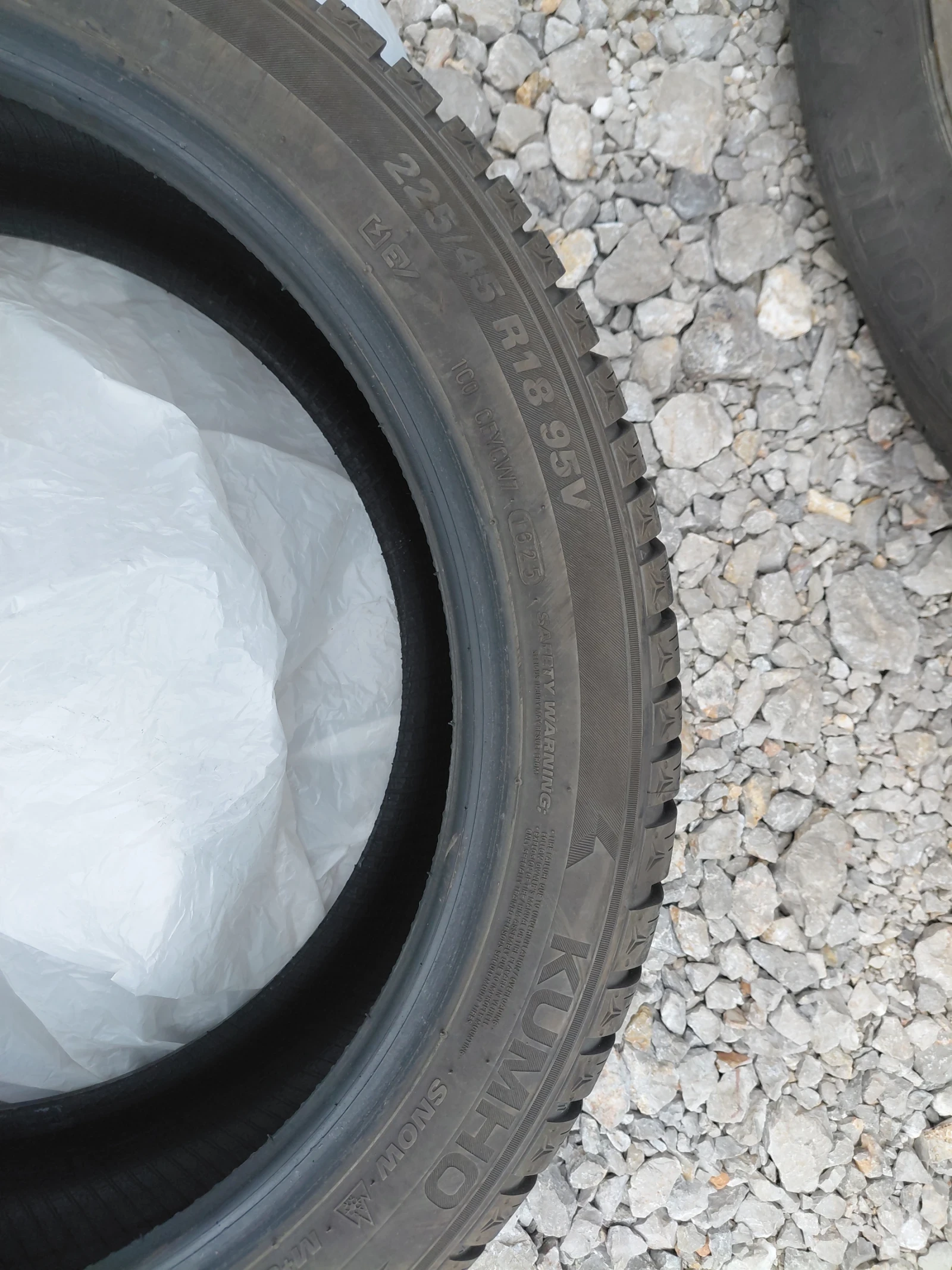 Гуми Зимни 225/45R18, снимка 4 - Гуми и джанти - 55063487