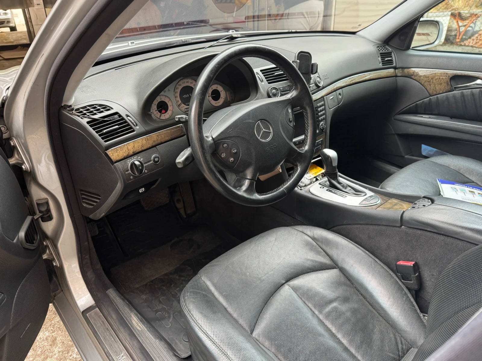 Mercedes-Benz E 320 Elegance, снимка 8 - Автомобили и джипове - 56171393