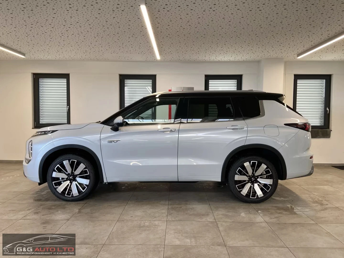 Mitsubishi Outlander 2.4PHEV/306HP/TOP LUXURY/PANO/360/HUD/YAMAHA/201h, снимка 2 - Автомобили и джипове - 54359734