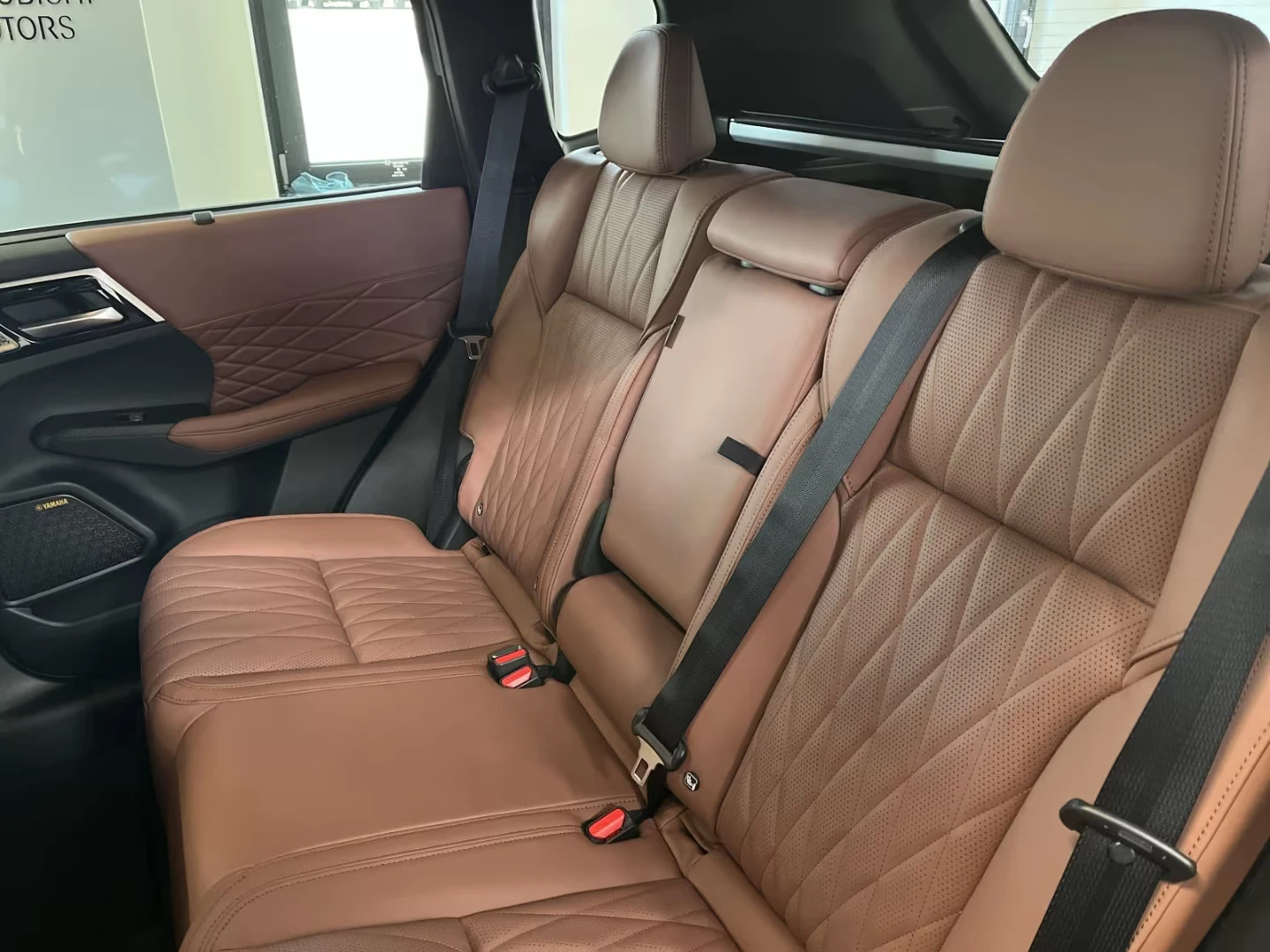 Mitsubishi Outlander 2.4PHEV/306HP/TOP LUXURY/PANO/360/HUD/YAMAHA/201h, снимка 10 - Автомобили и джипове - 54359734
