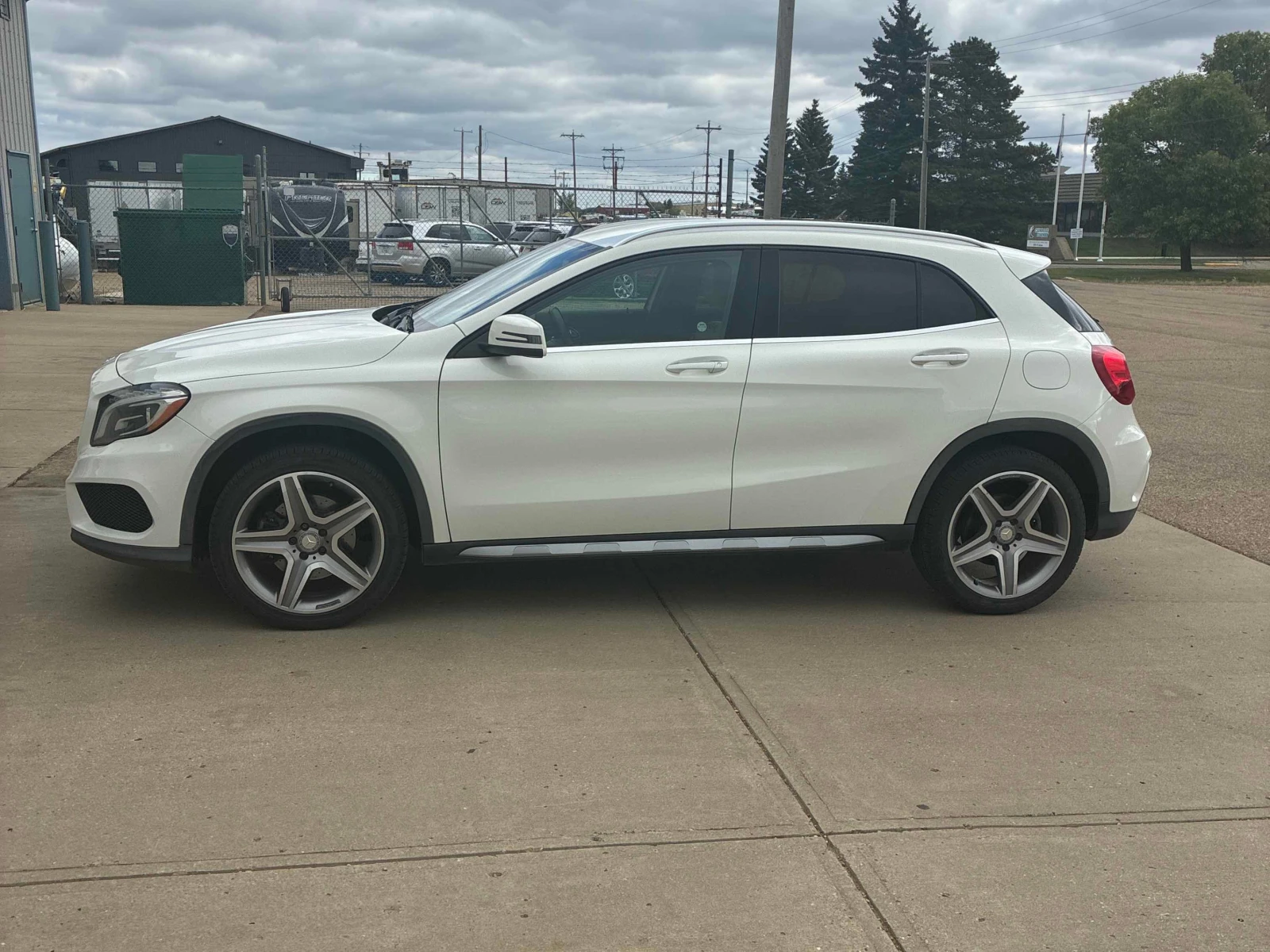 Mercedes-Benz GLA 250 4MATIC* PANORAMA* ПОДГРЕВИ* , снимка 2 - Автомобили и джипове - 56139126