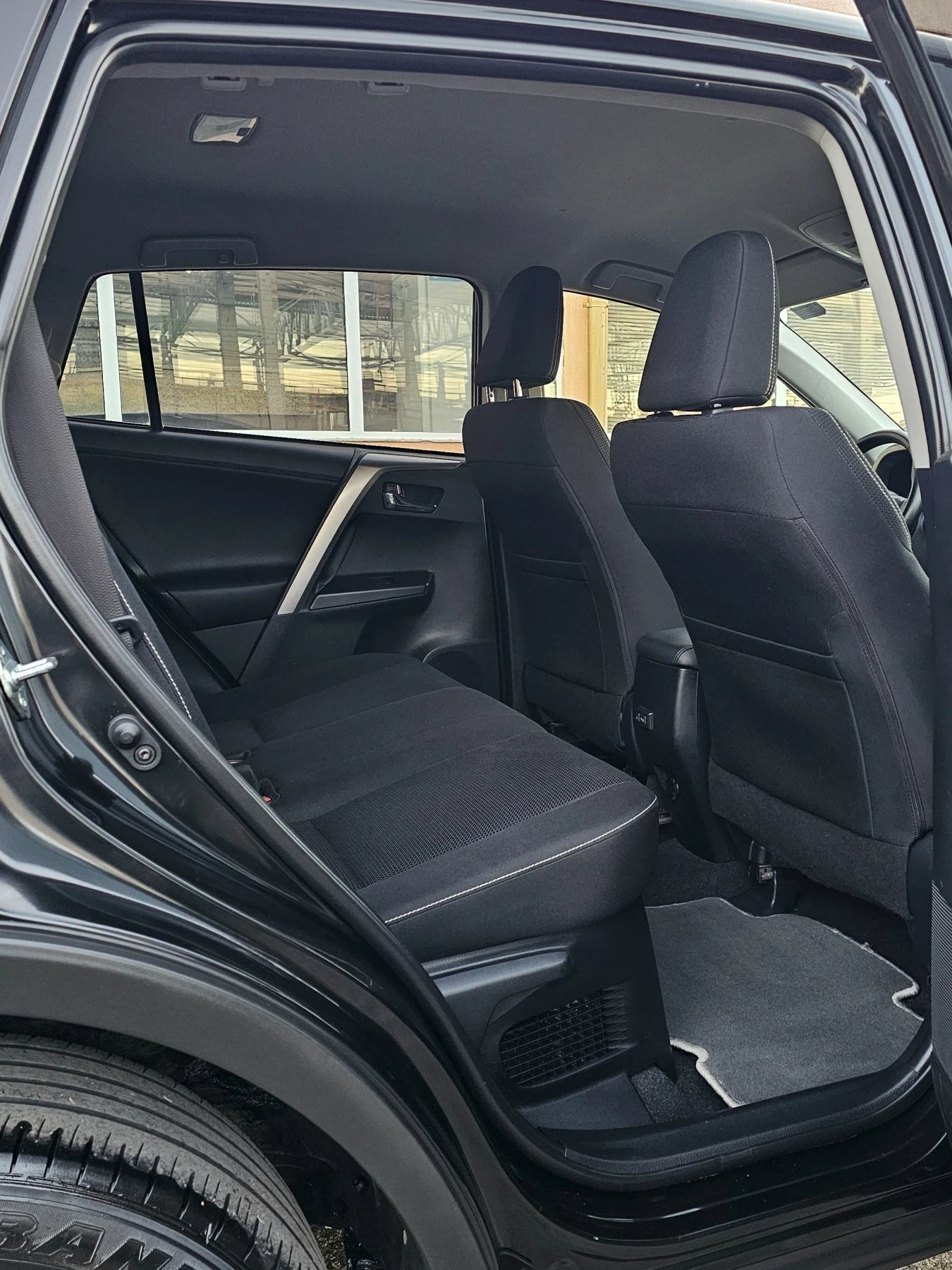 Toyota Rav4 2.5 Hybrid AWD Edition S + Facelift, снимка 10 - Автомобили и джипове - 56340383