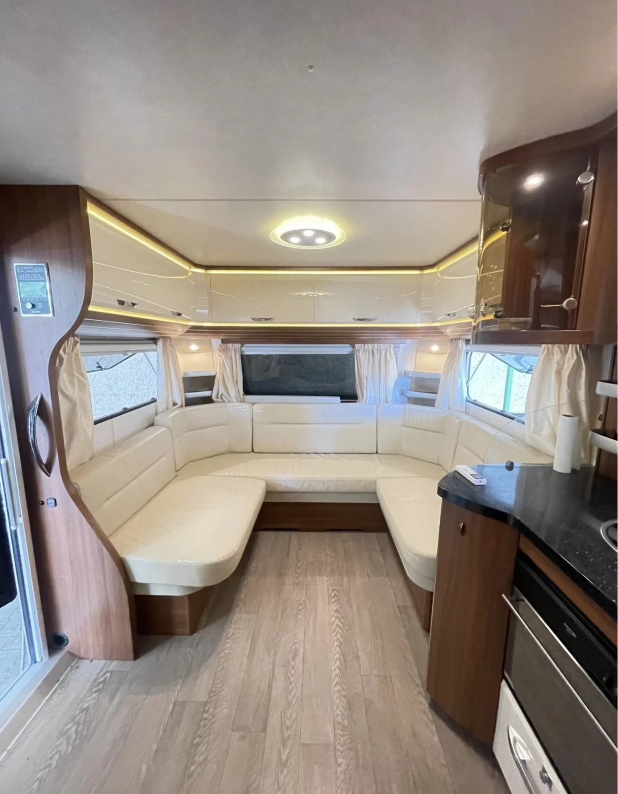 Каравана Hobby Premium 650 UFF, снимка 6 - Каравани и кемпери - 55342370