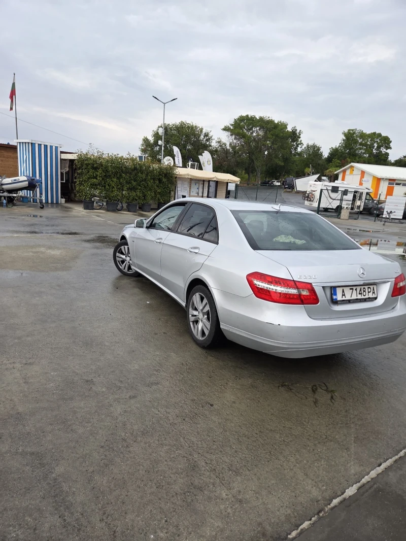 Mercedes-Benz E 220, снимка 4 - Автомобили и джипове - 52533279