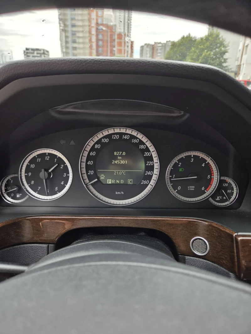 Mercedes-Benz E 220, снимка 8 - Автомобили и джипове - 52533279
