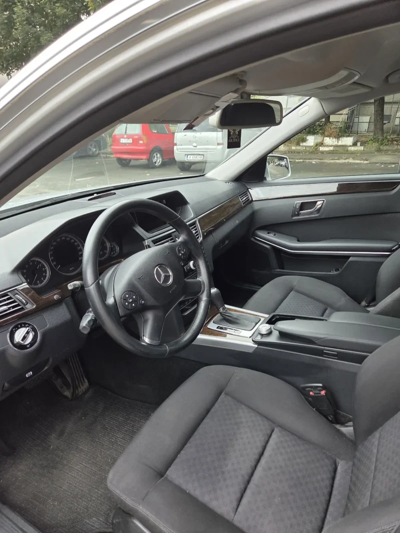 Mercedes-Benz E 220, снимка 5 - Автомобили и джипове - 52533279