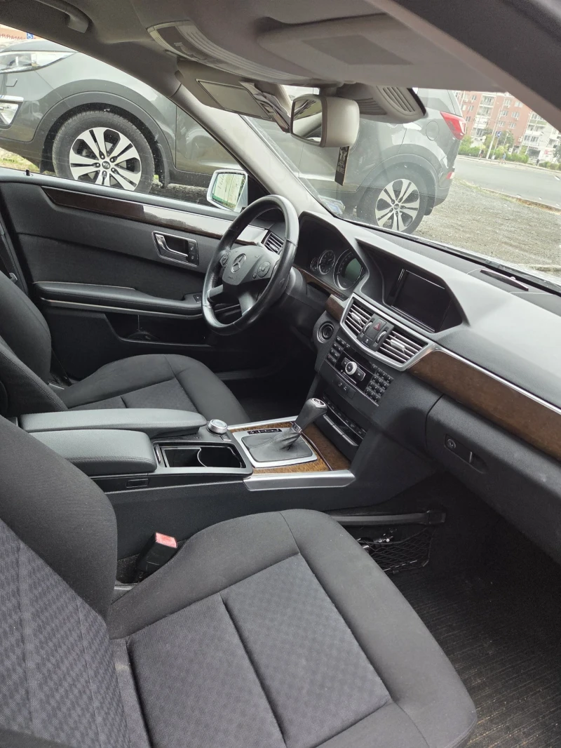 Mercedes-Benz E 220, снимка 6 - Автомобили и джипове - 52533279
