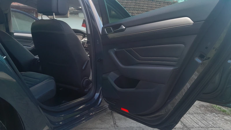 VW Passat 2.0TDI Elegance 150кс Digital Distr LED Кожа , снимка 8 - Автомобили и джипове - 51663329
