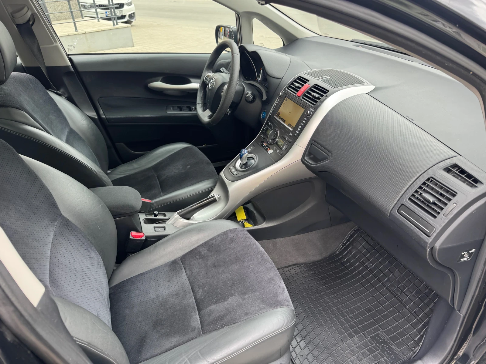 Toyota Auris 1.8 HIBRID Фейслифт , снимка 10 - Автомобили и джипове - 53905712