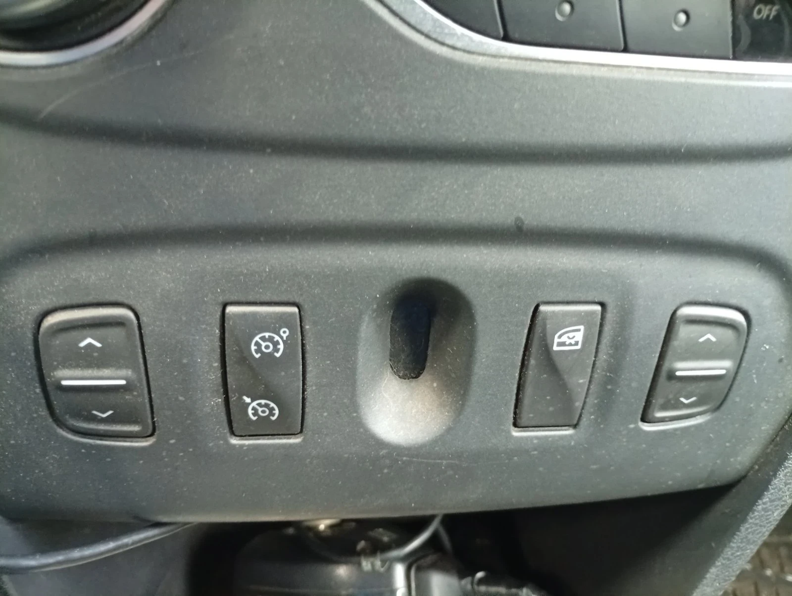 Dacia Logan 1000, снимка 10 - Автомобили и джипове - 54019252