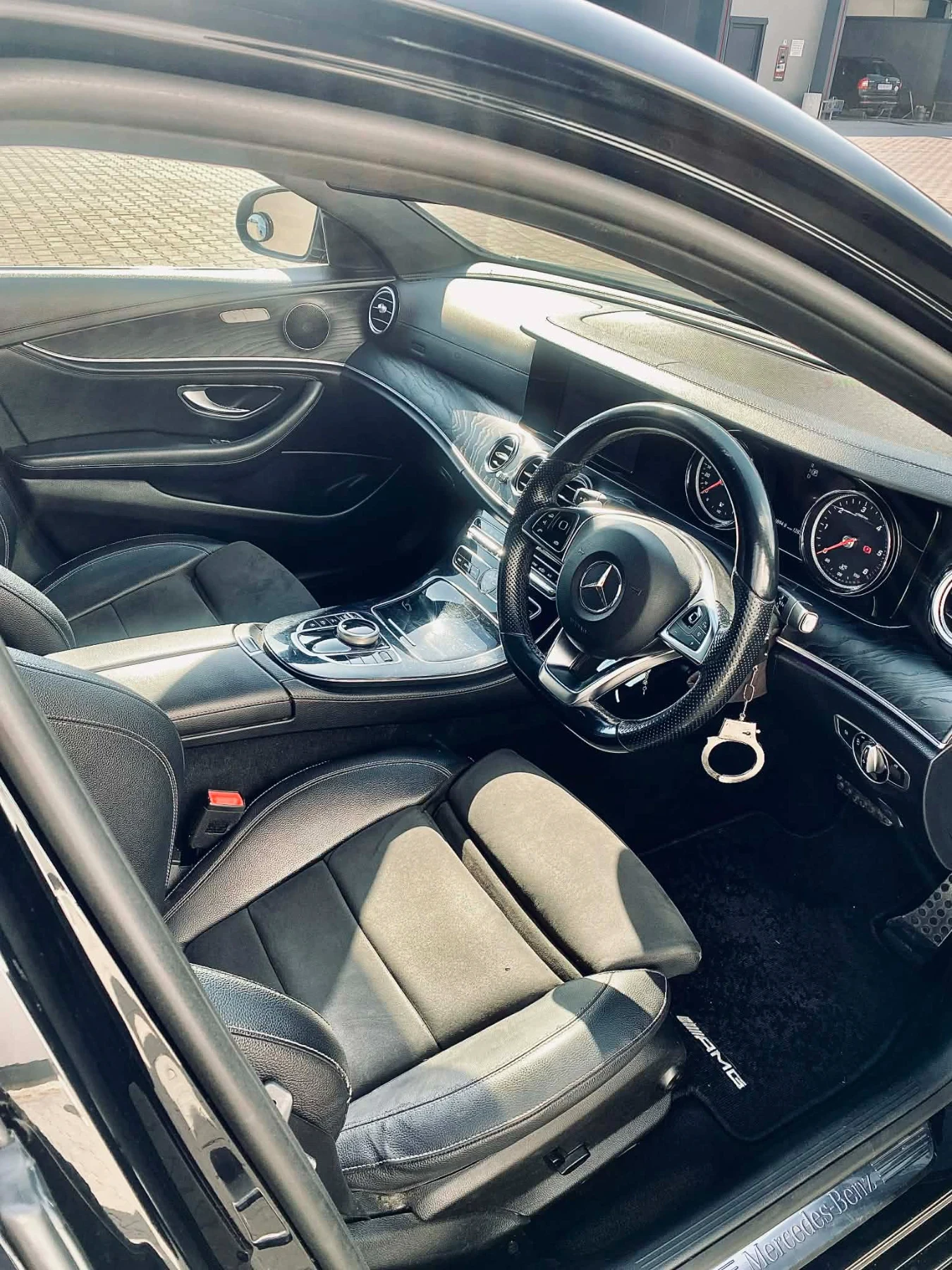 Mercedes-Benz E 220 2.2D AMG, снимка 9 - Автомобили и джипове - 54174743