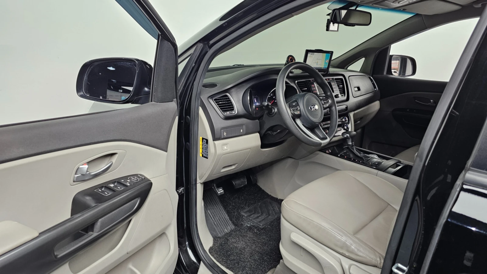 Kia Carnival, снимка 11 - Автомобили и джипове - 54894849