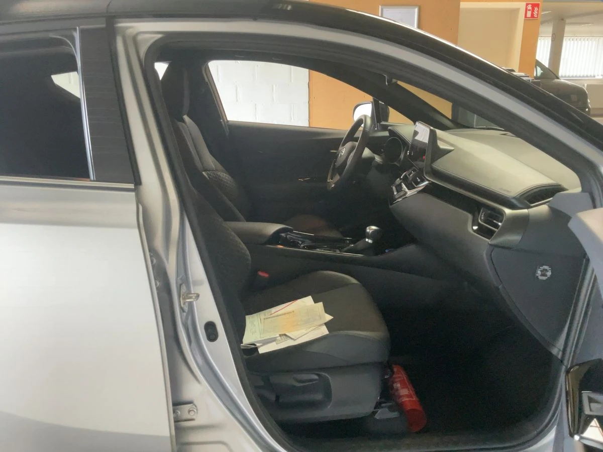 Toyota C-HR 1.8 Hybrid Active, снимка 11 - Автомобили и джипове - 55446914