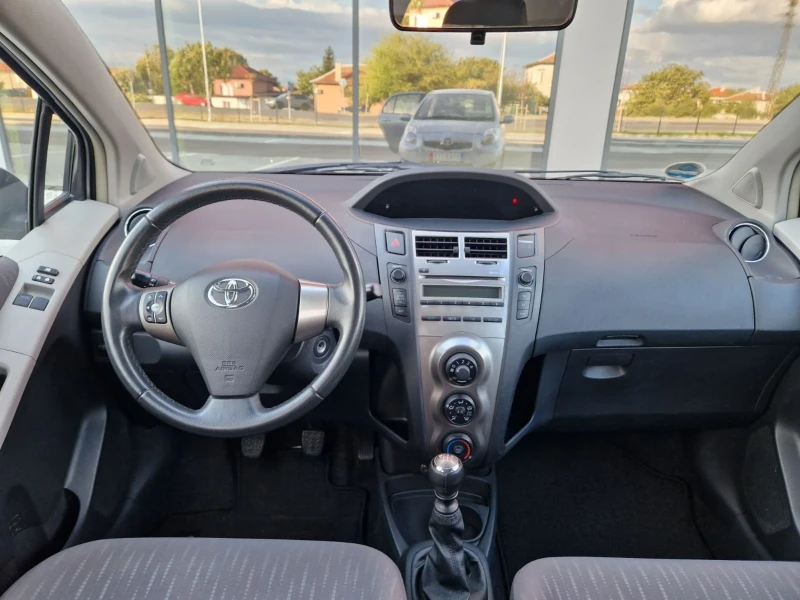 Toyota Yaris 1.3 бензин фейслифт 6 скорости, снимка 13 - Автомобили и джипове - 48047924