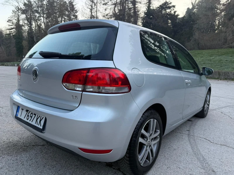 VW Golf 1.6/EURO5A/ОБСЛУЖЕН/ВС.ПЛАТ./ЗИМНИ И ЛЕТНИ ГУМИ, снимка 4 - Автомобили и джипове - 49552885