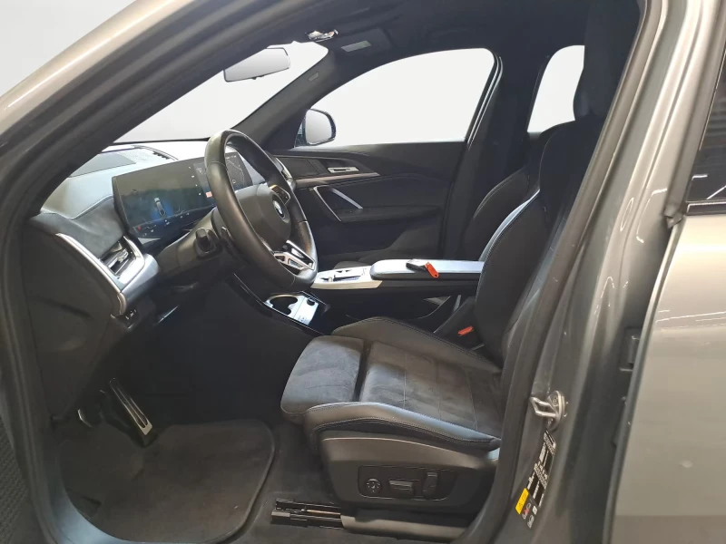 BMW iX2 xDrive30/306HP/M-SPORT/HUD/CAM/NAVI/LED/AHK/254gpr, снимка 6 - Автомобили и джипове - 51577823