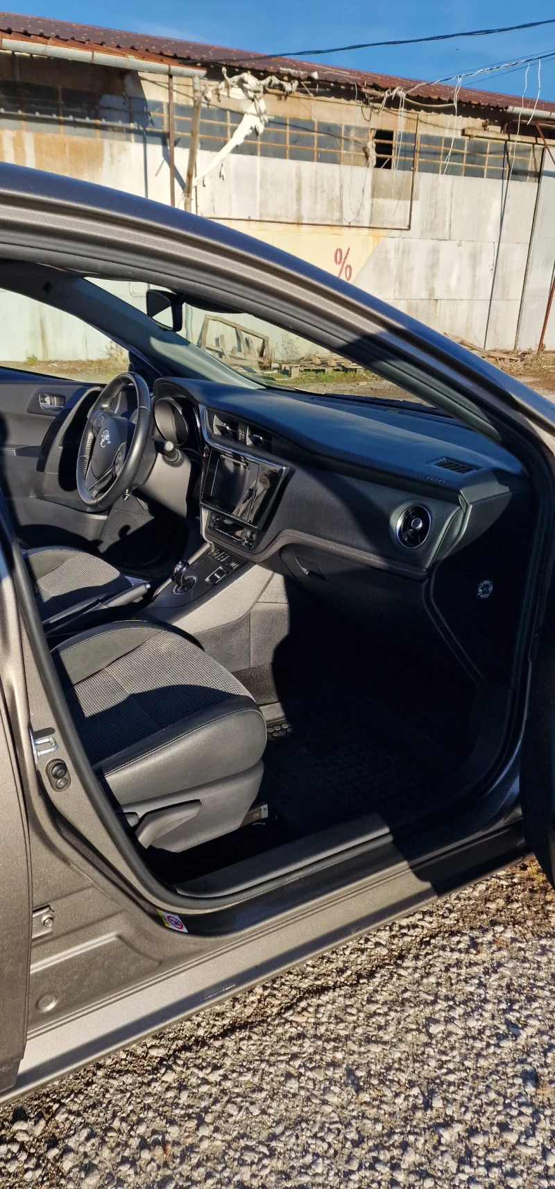 Toyota Auris, снимка 3 - Автомобили и джипове - 52562336