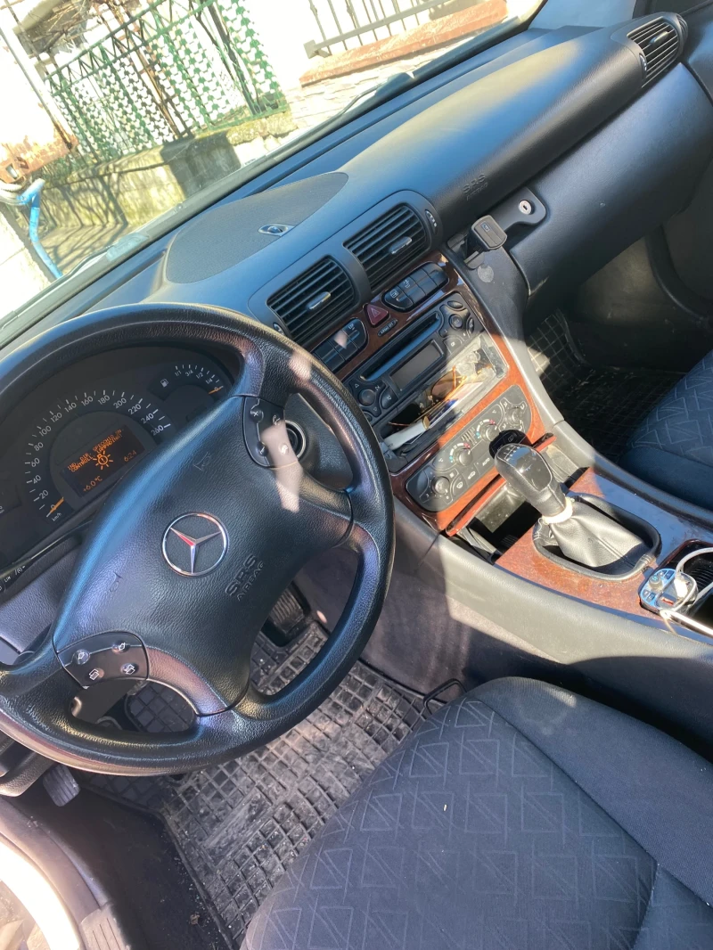 Mercedes-Benz C 220 Колата е с лек софтуер , снимка 2 - Автомобили и джипове - 52927660