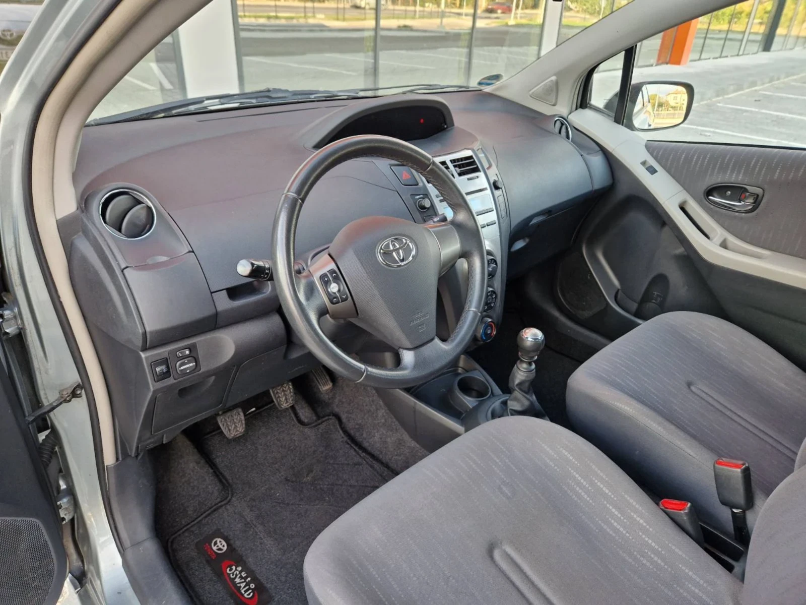 Toyota Yaris 1.3 бензин фейслифт 6 скорости - изображение 7