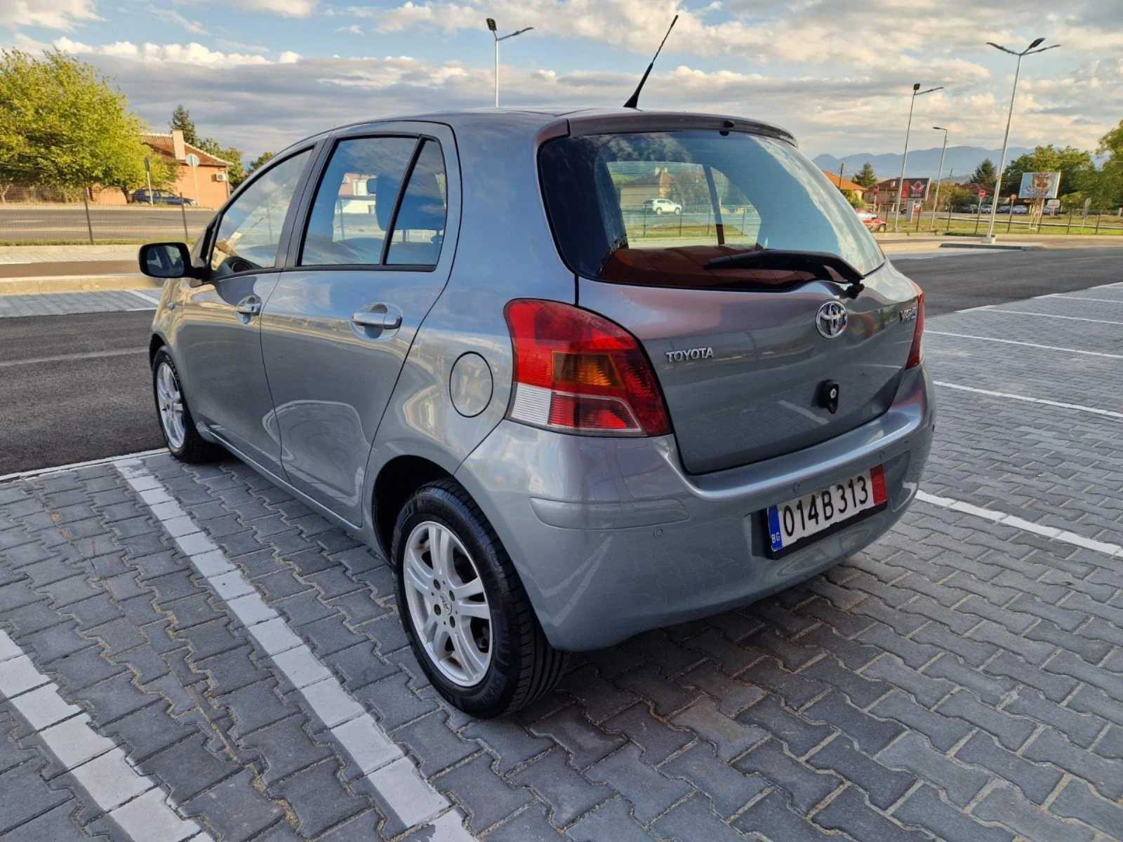 Toyota Yaris 1.3 бензин фейслифт 6 скорости - изображение 5