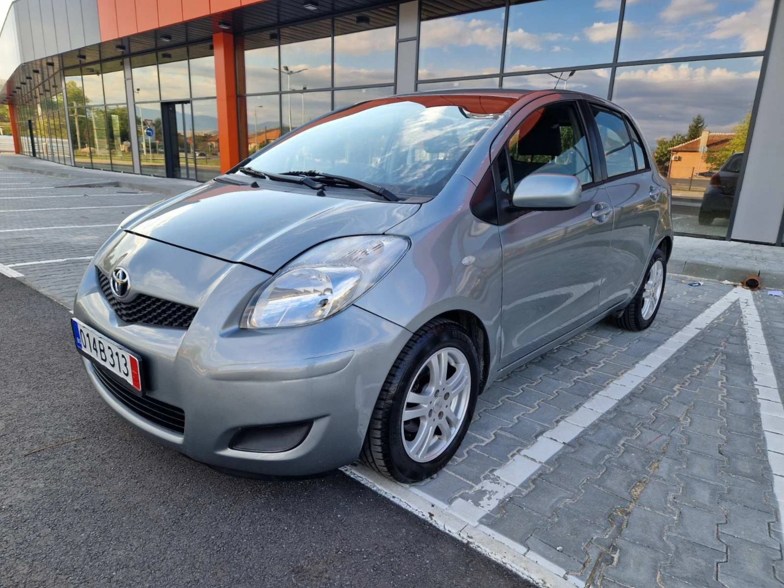 Toyota Yaris 1.3 бензин фейслифт 6 скорости - изображение 3