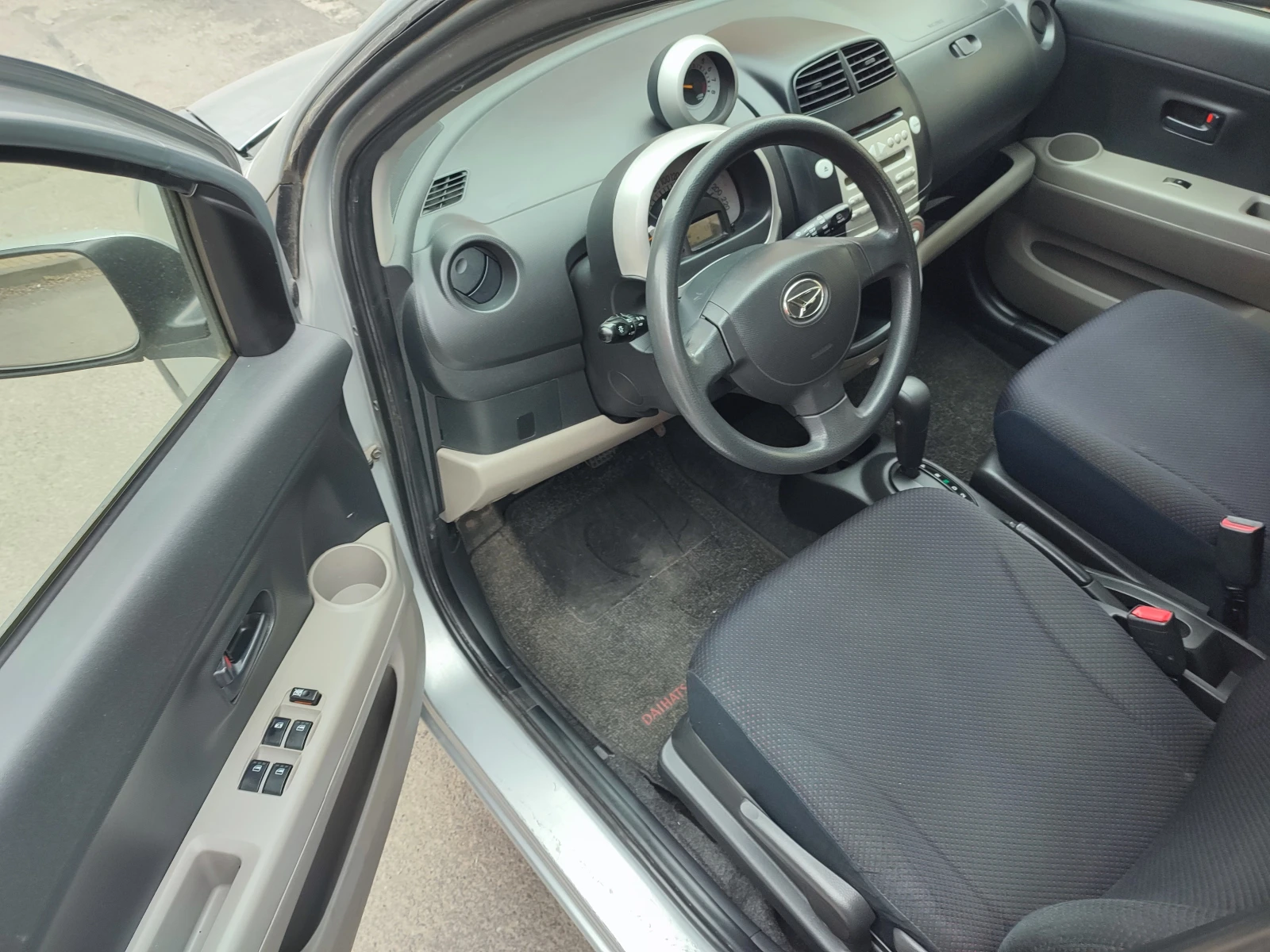 Daihatsu Sirion 1.3i-87kc-АВТОМАТИК-КЛИМАТИК-ЕВРО4, снимка 7 - Автомобили и джипове - 53908677