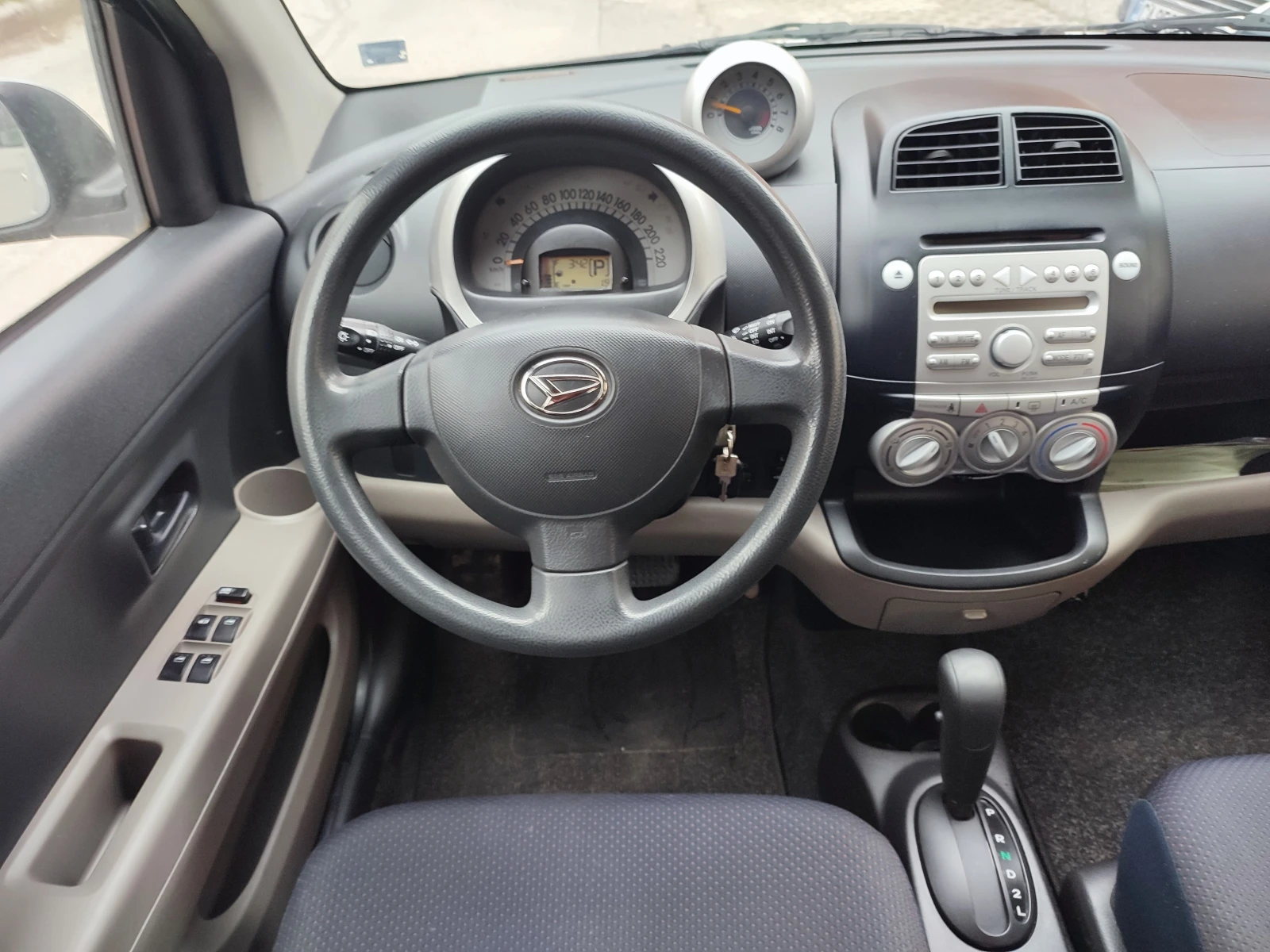 Daihatsu Sirion 1.3i-87kc-АВТОМАТИК-КЛИМАТИК-ЕВРО4, снимка 10 - Автомобили и джипове - 53908677