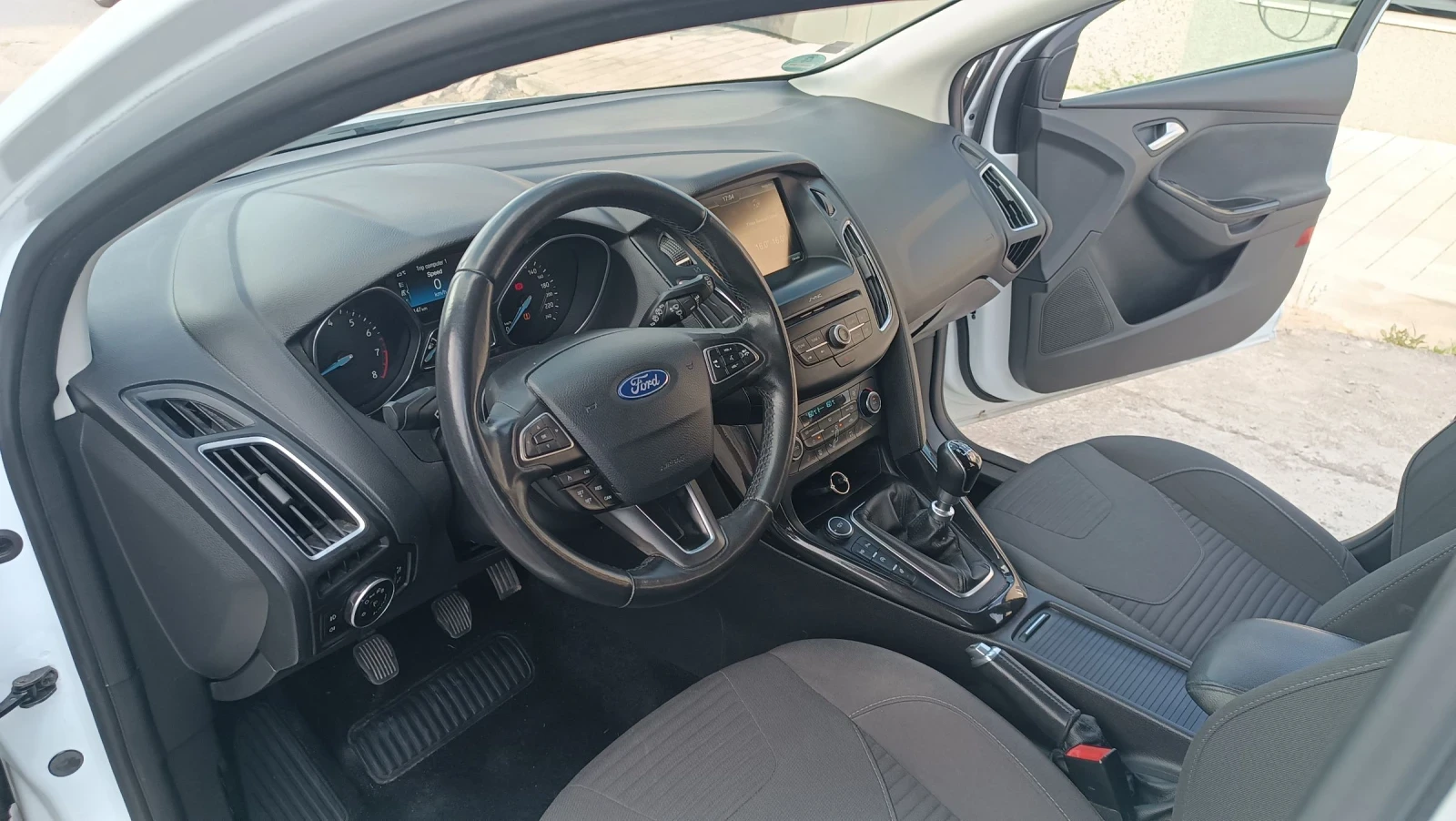 Ford Focus 1.5 в топ състояние навигация , снимка 14 - Автомобили и джипове - 54976142