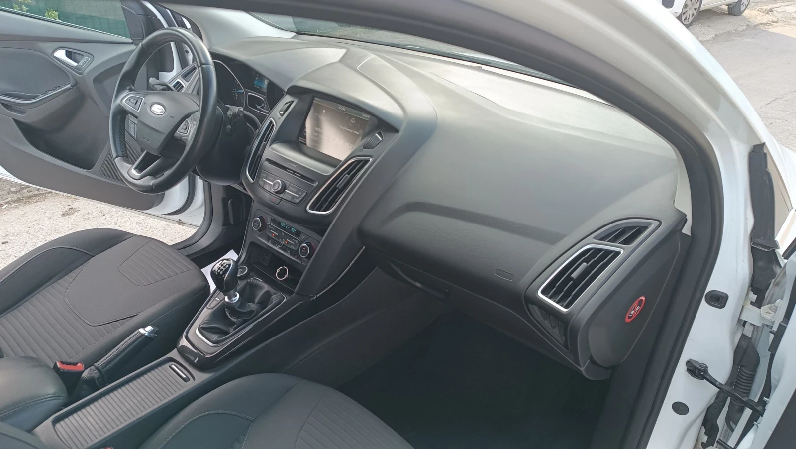 Ford Focus 1.5 в топ състояние навигация , снимка 16 - Автомобили и джипове - 54976142