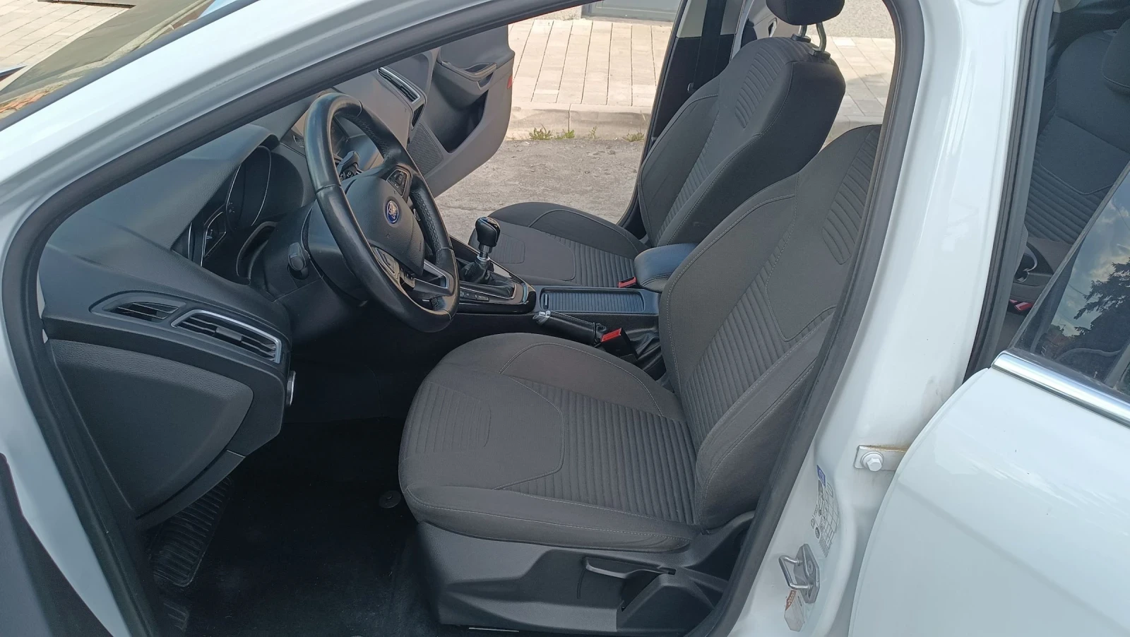 Ford Focus 1.5 в топ състояние навигация , снимка 15 - Автомобили и джипове - 54976142