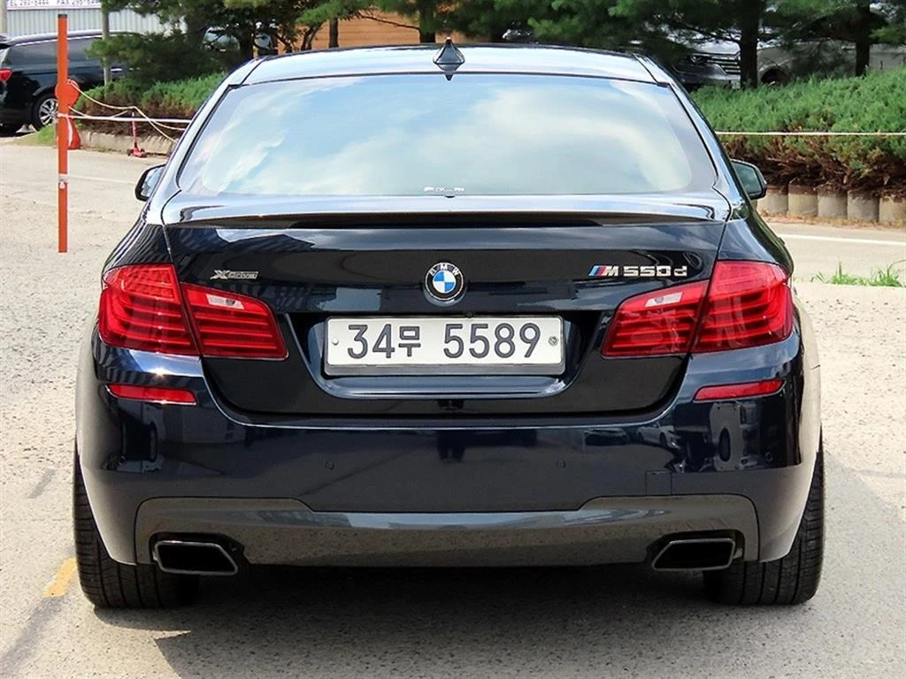 BMW 550 2015 M550d Xdrive* Hud* Масажи* Фиксирана цена, снимка 4 - Автомобили и джипове - 56104174