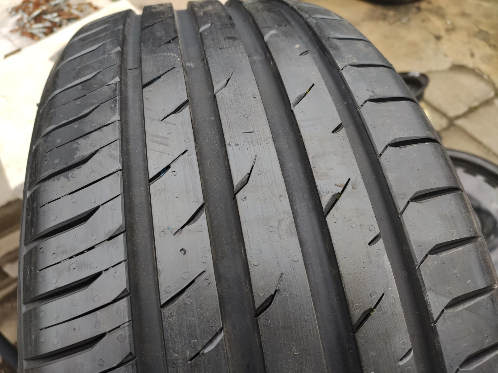 Гуми Летни 225/45R19, снимка 2 - Гуми и джанти - 54807164