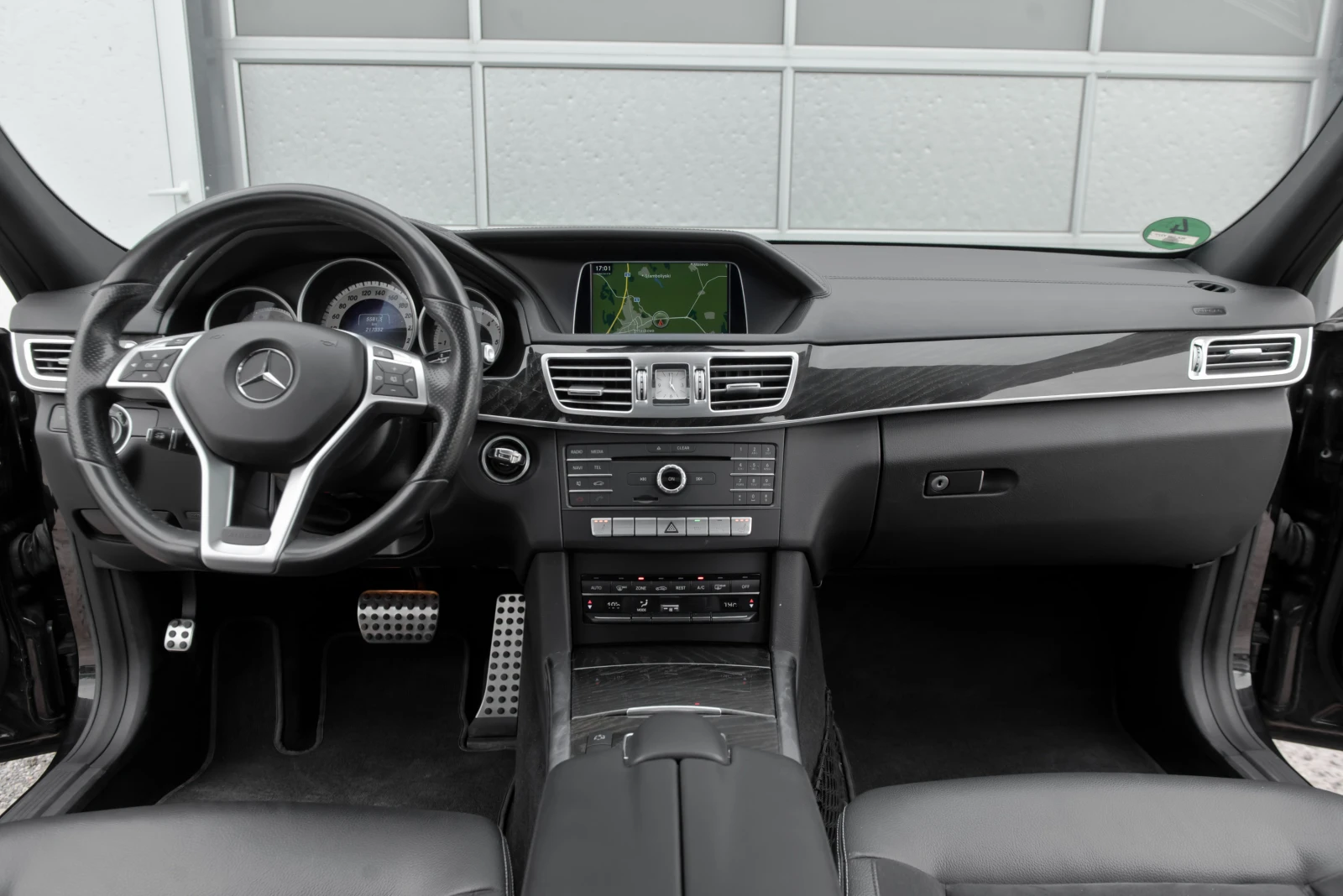Mercedes-Benz E 350 AMG/PANORAMA/4MATIC, снимка 9 - Автомобили и джипове - 54461103