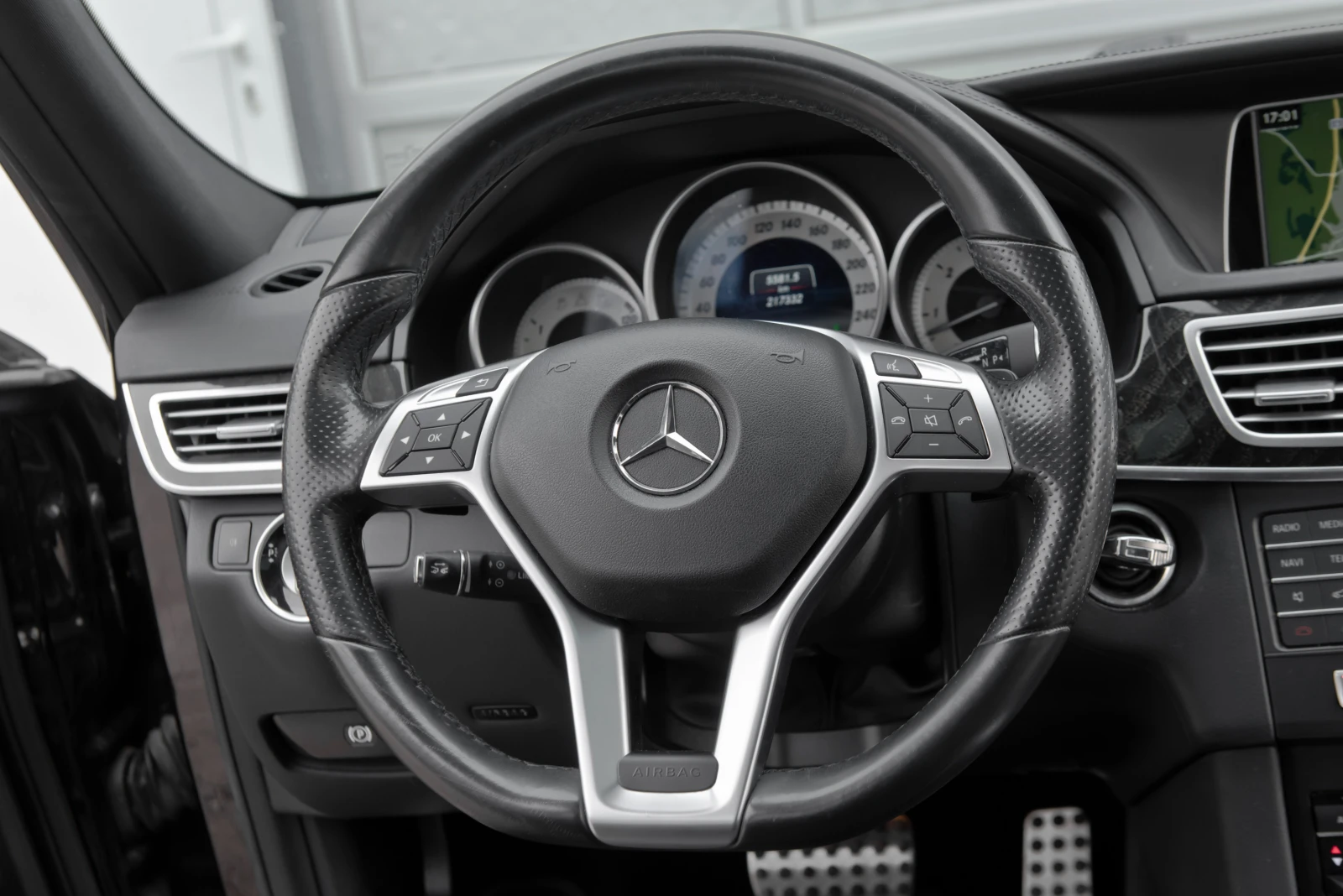 Mercedes-Benz E 350 AMG/PANORAMA/4MATIC, снимка 13 - Автомобили и джипове - 54461103