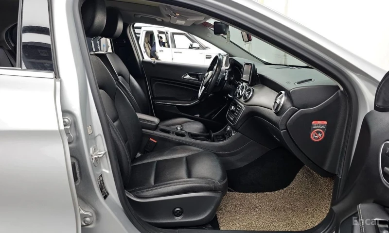 Mercedes-Benz GLA 200, снимка 10 - Автомобили и джипове - 53450851