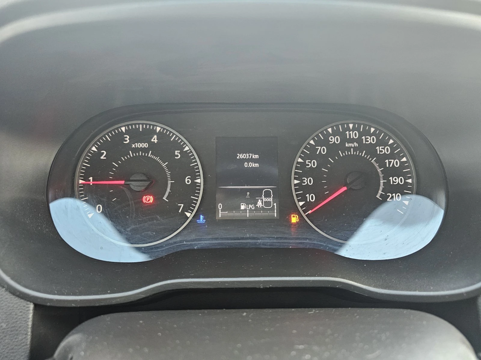 Dacia Duster 1.0 TCe 90 Stop&Start LPG - изображение 8